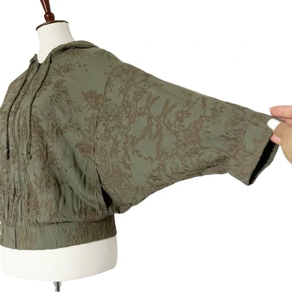 Antropologie Saturday Sunday Tonal Embroidered
Floral Green Dolan Sleeve Jacket - Picture 10 of 12